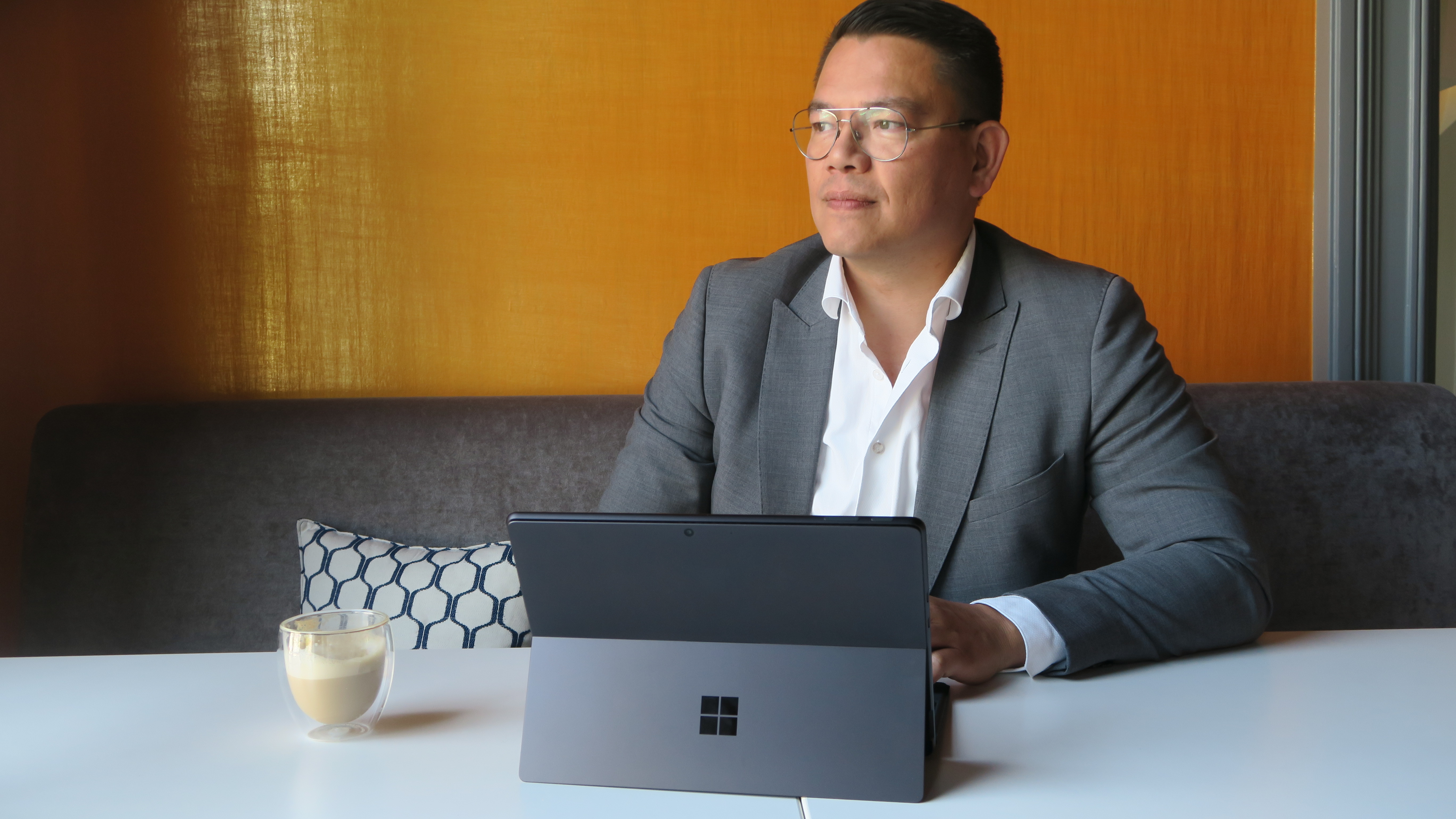 Lowin achter computer kantoor IMG_1993.JPG